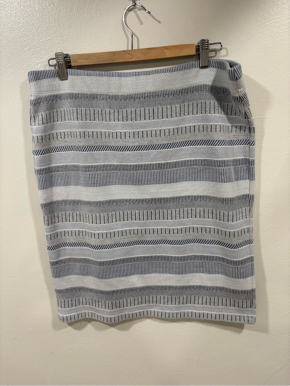 Loft Striped Knit Pencil Skirt in Gray and White Size L
